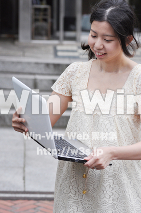 PCと女性の写真素材 W-001009