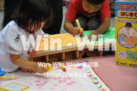 遊ぶ子供の写真素材 W-000850