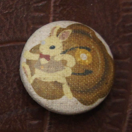 うさぎとアルファベット　くるみぼたん・缶バッジ D-000873 のくるみボタン