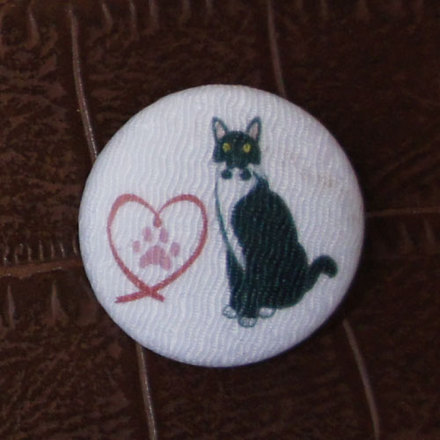 猫ばっち D-000876 のくるみボタン
