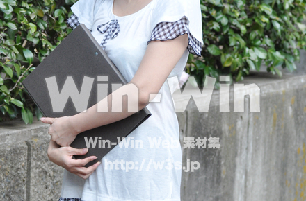 ファイルと女性の写真素材 W-000999
