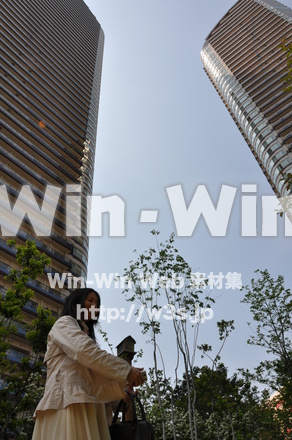 マンションと女性の写真素材 W-001029