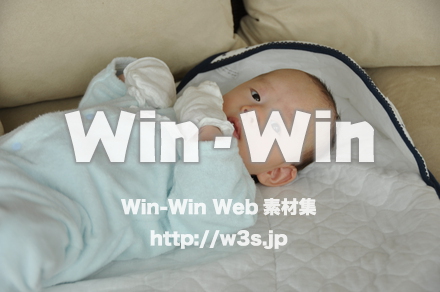 生後１ヶ月の赤ちゃんの写真素材 W-000817