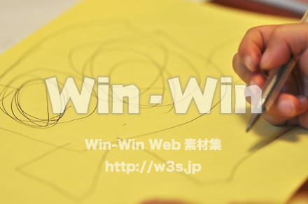 絵を描く子供の写真素材 W-000847