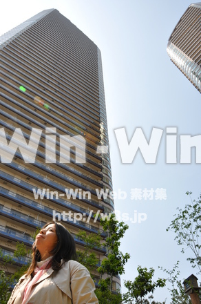 マンションと女性の写真素材 W-001011
