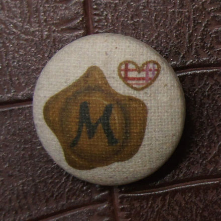 名前イニシャルバッチ D-000884 のくるみボタン