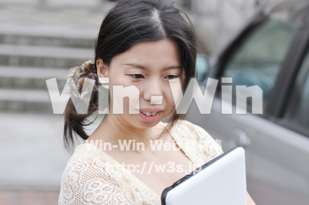 PCと女性の写真素材 W-001010