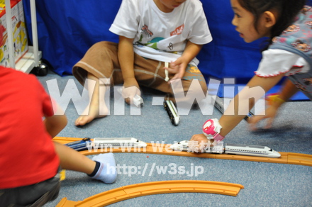 遊ぶ子供の写真素材 W-000852