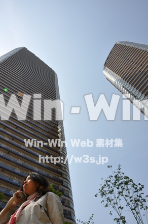 マンションと女性の写真素材 W-001017