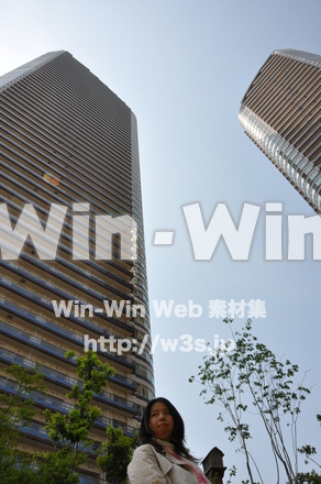 マンションと女性の写真素材 W-001020