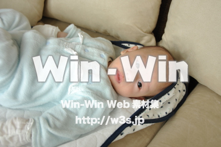 生後１ヶ月の赤ちゃんの写真素材 W-000800