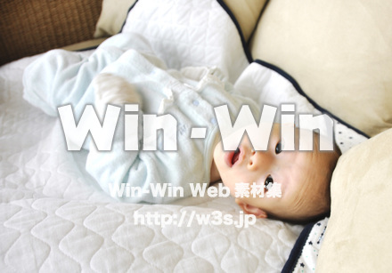 生後１ヶ月の赤ちゃんの写真素材 W-000794