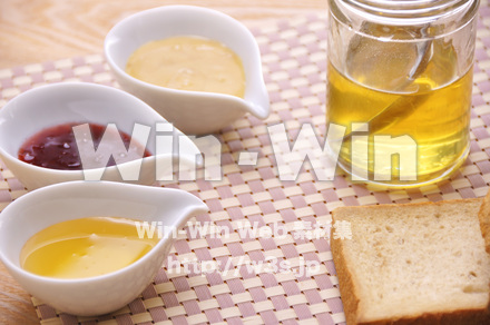 パンにどれを付けて食べようの写真素材 W-000041