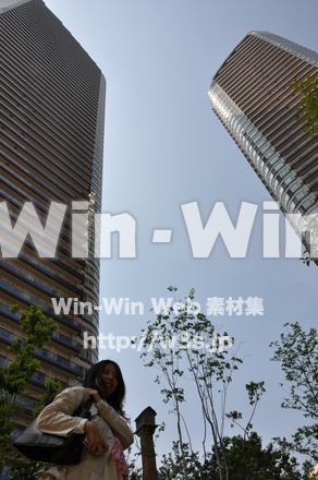 マンションと女性の写真素材 W-001032