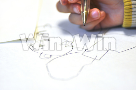 絵を描く子供の写真素材 W-000846