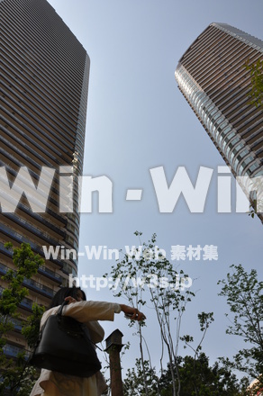 マンションと女性の写真素材 W-001031