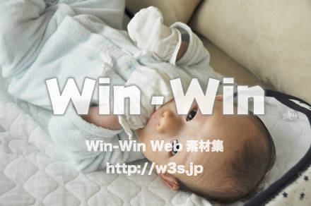 生後１ヶ月の赤ちゃんの写真素材 W-000811