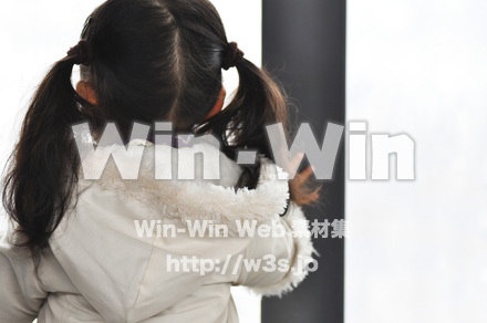 窓辺の子供の写真素材 W-000844