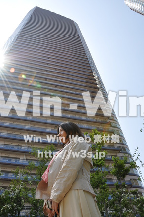 マンションと女性の写真素材 W-001018