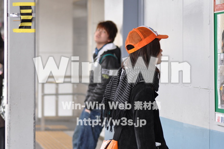 掲示板を見る中学生の写真素材 W-000843