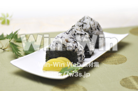 梅しそおにぎりの写真素材 W-004572