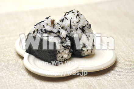 梅しそおにぎりの写真素材 W-004579