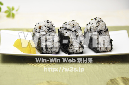 梅しそおにぎりの写真素材 W-004571