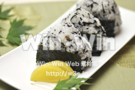 梅しそおにぎりの写真素材 W-004573