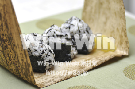 梅しそおにぎりの写真素材 W-004575