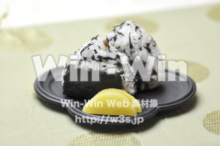 梅しそおにぎりの写真素材 W-004577