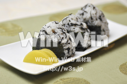 梅しそおにぎりの写真素材 W-004570