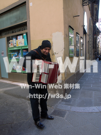 アコースティックを弾く人の写真素材 W-009674