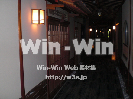 廊下のある風景の写真素材 W-008513