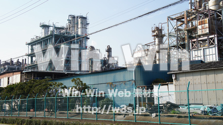 日中の工場の写真素材 W-008454