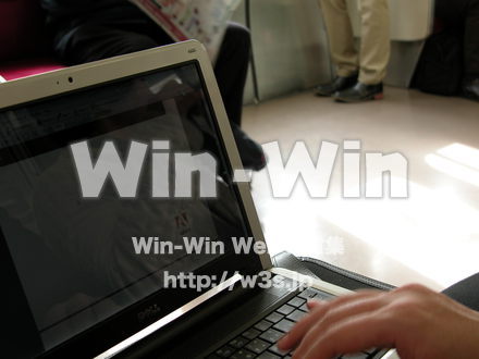 通勤でパソコンの写真素材 W-010690