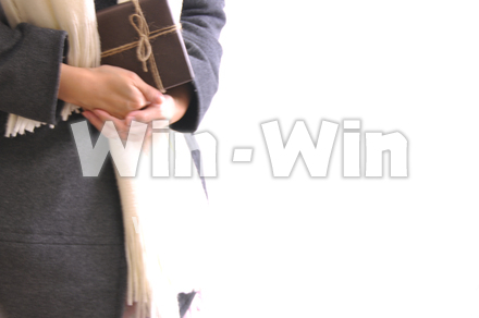 プレゼントを渡すの写真素材 W-013079