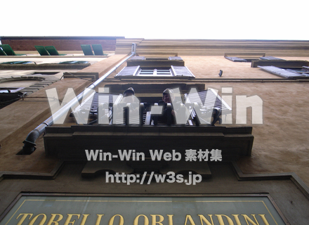 窓から男性の写真素材 W-013197