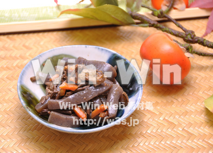 蒟蒻とぜんまいの煮物の写真素材 W-015572