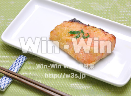 キングサーモンの西京焼の写真素材 W-015589