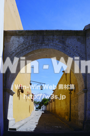 Yanahuara付近の路地のCG・イラスト素材 W-015737