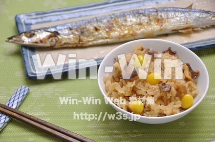 松茸ごはんとさんまの塩焼きの写真素材 W-015598