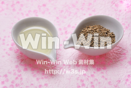 えごま油とえごまの実の写真素材 W-016291