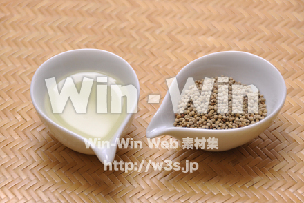 えごま油とえごまの実の写真素材 W-016292