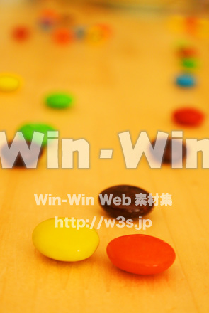 カフェテーブルに広がるチョコの写真素材 W-017972