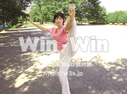 ストレッチ足上げ前の写真素材 W-018747