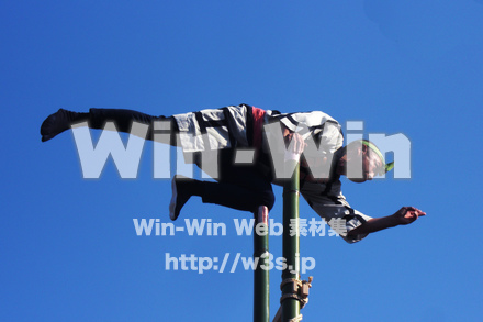 奉納　江戸火消しの梯子乗り　膝八艘の写真素材 W-018455