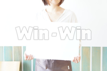 ボードを持つ店員の写真素材 W-018027