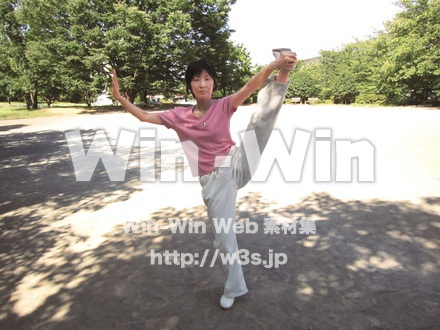 ストレッチ足上げ横の写真素材 W-018746