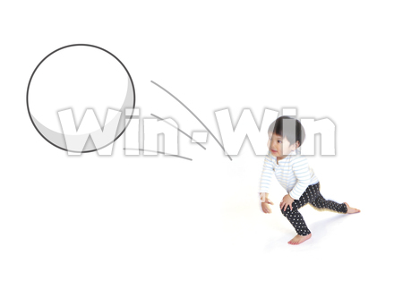 ボールを投げる子供のアレンジの写真素材 W-020323