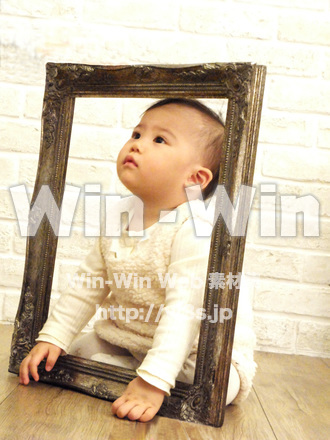 額に入った赤ちゃんの写真素材 W-020342